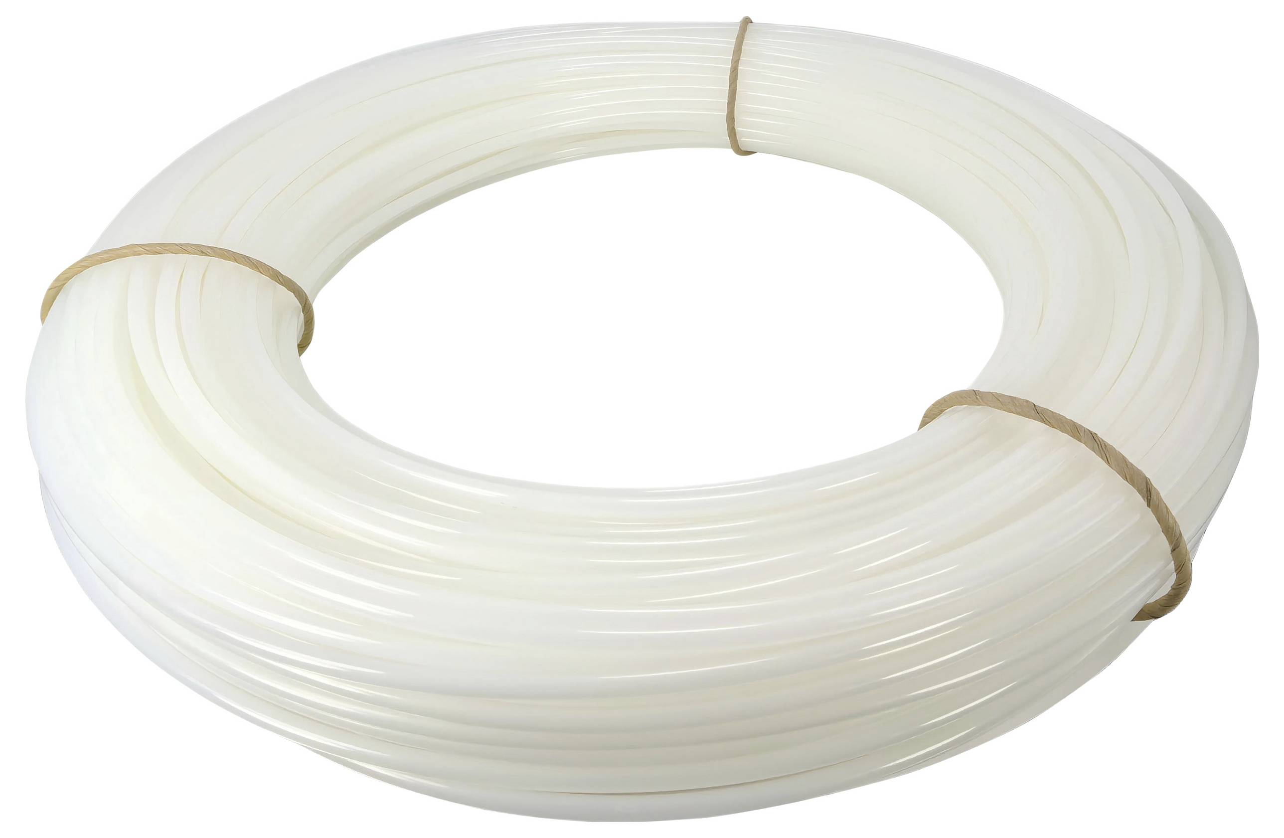 Une bobine de tuyau en plastique translucide, étroitement enroulée et sécurisée avec deux attaches marron, repose sur un fond blanc.