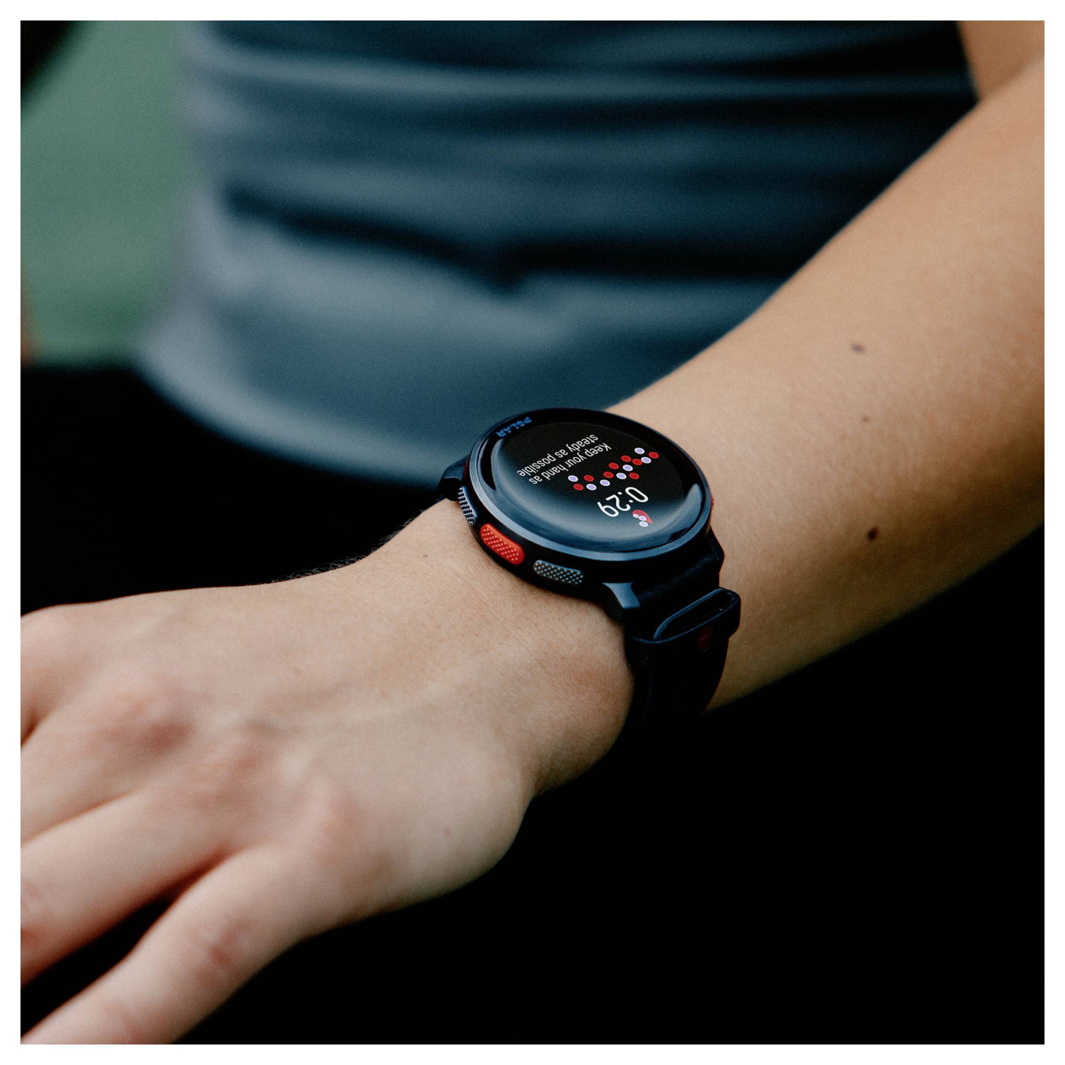 Un gros plan d'une montre connectée au poignet d'une personne affichant une fréquence cardiaque de 82 battements par minute, avec un bracelet au design vert et rouge.