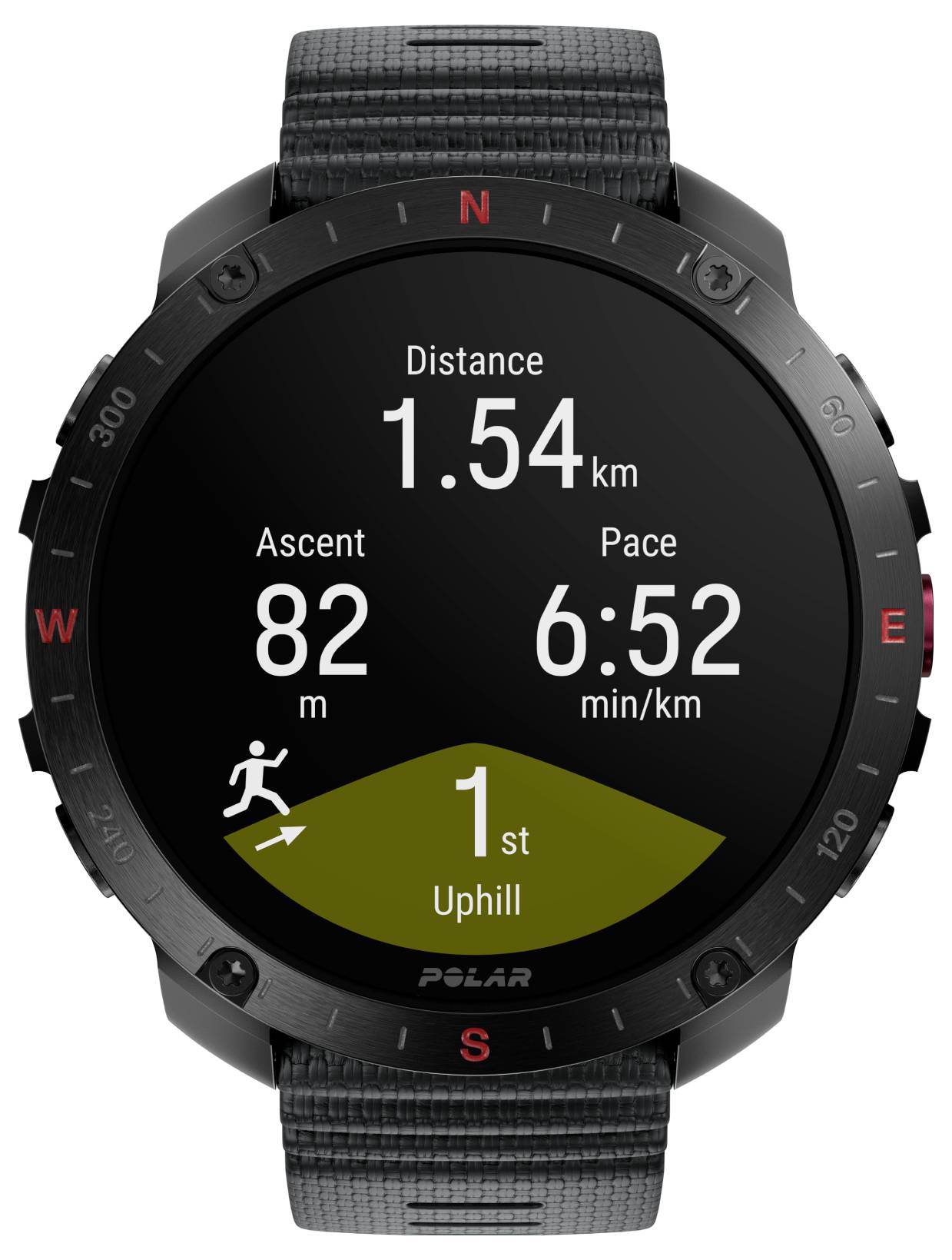 Un écran de montre intelligente noir affiche « Distance : 1,54 km », « Allure : 6:52 min/km », « Dénivelé : 82 m » et « 1re Montée ». Le cadran comporte des repères de boussole.
