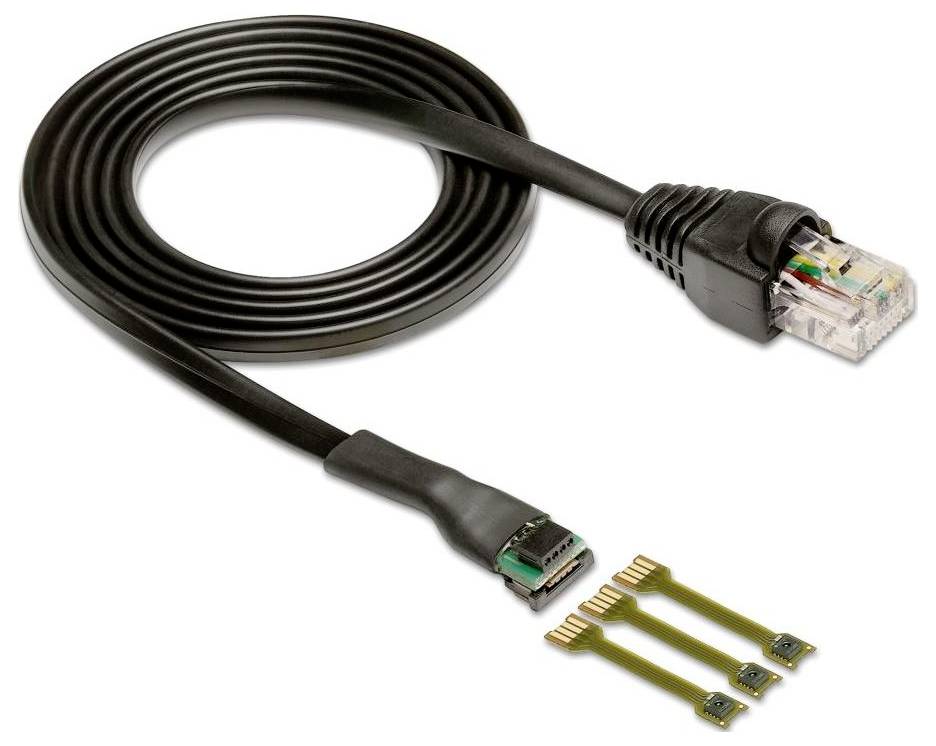 Un câble Ethernet plat avec un connecteur RJ45 à une extrémité et des connexions de circuit imprimé exposées à l'autre bout, ainsi que trois petits connecteurs.
