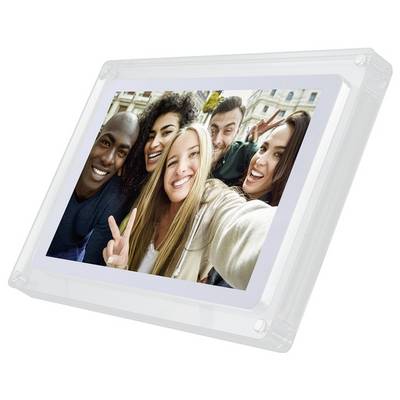 Quatre personnes souriantes prenant un selfie de groupe.