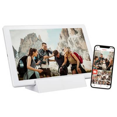 Un groupe de cinq personnes avec des sacs à dos sourit et pose dans une zone montagneuse sur l'écran d'une tablette. Un smartphone à côté affiche la même photo.