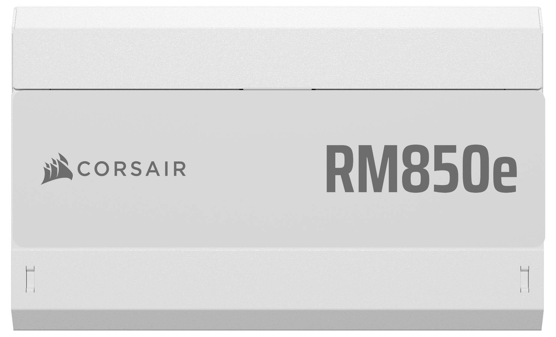 Logo « Corsair RM850e » sur un bloc d'alimentation blanc.