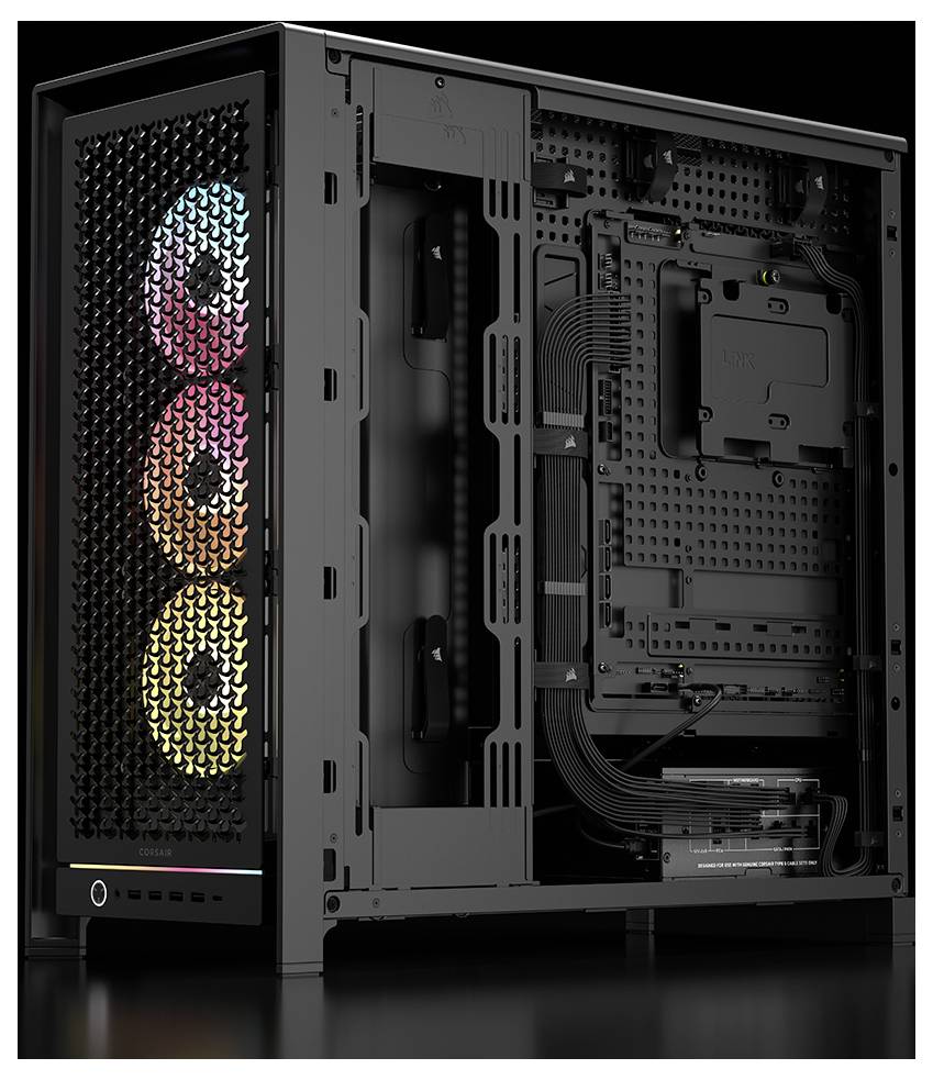 Un boîtier d'ordinateur doté d'un panneau avant ventilé affiche trois ventilateurs RVB colorés. Le panneau latéral est ouvert, révélant l'agencement intérieur.