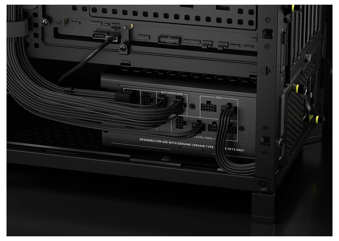 Intérieur d'un boîtier d'ordinateur montrant une alimentation modulaire avec des ports étiquetés pour la carte mère, le processeur, PCIe et les connexions SATA.