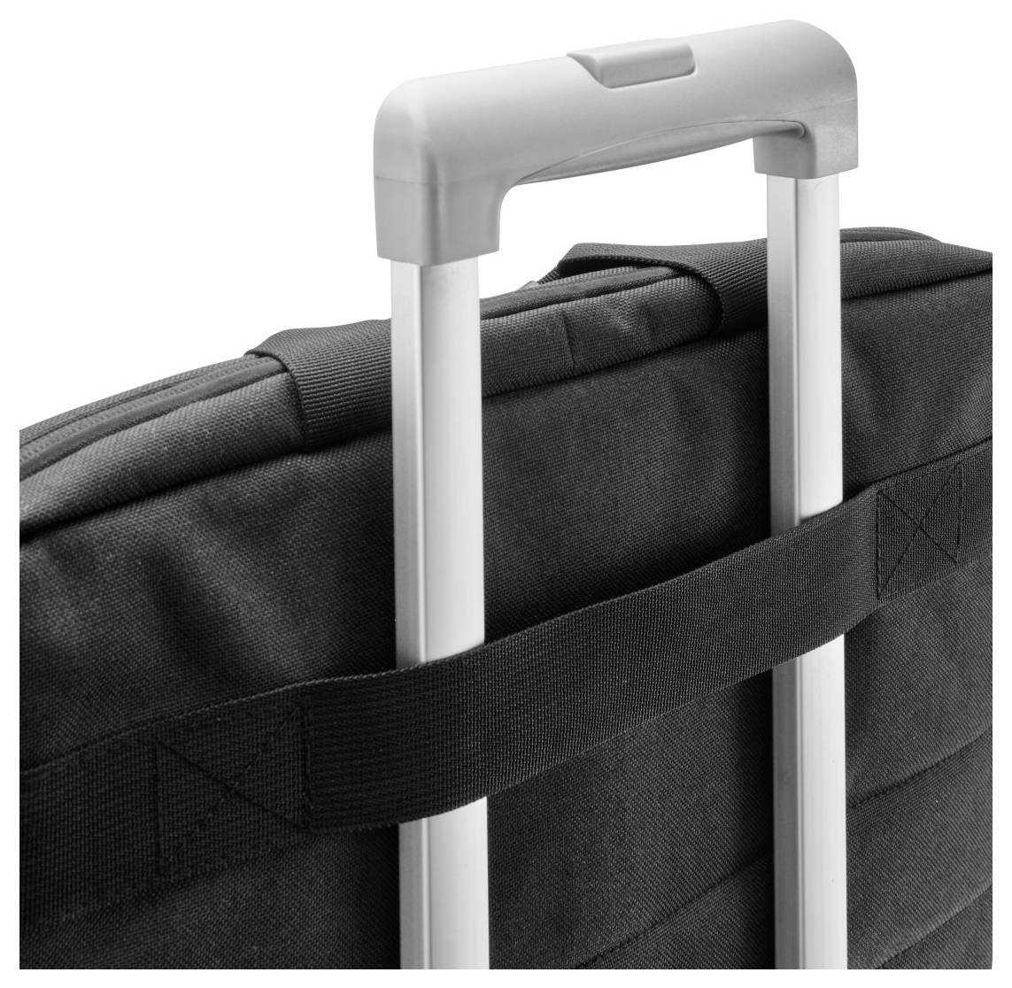 Gros plan de la poignée d'une valise à roulettes avec un sac de transport noir attaché à la poignée métallique dépliée.