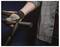 Une personne portant des gants tend une main ouverte à côté du guidon d'une trottinette, suggérant une disponibilité ou une invitation à faire du vélo.