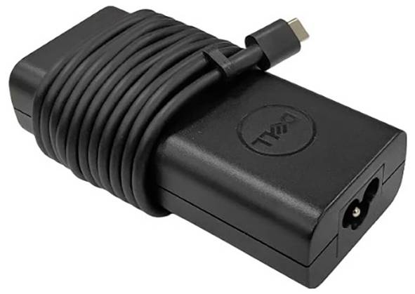 Un chargeur Dell enroulé avec un connecteur USB-C, conçu pour un rangement efficace et un transport facile.