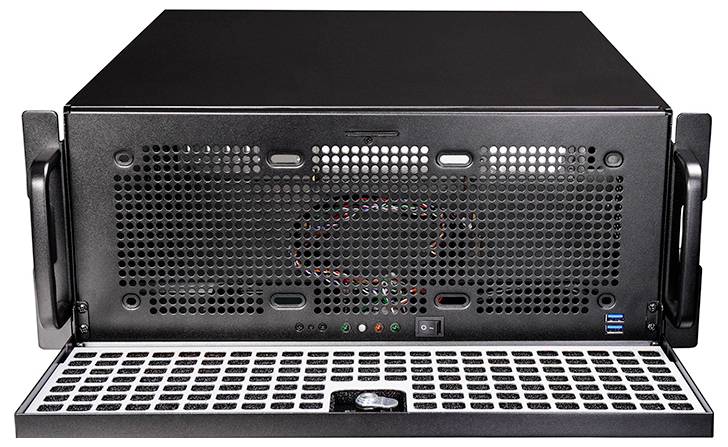 Un boîtier de serveur informatique noir avec un panneau avant perforé, ouvert pour montrer les fils internes et les ports USB en bas à droite.