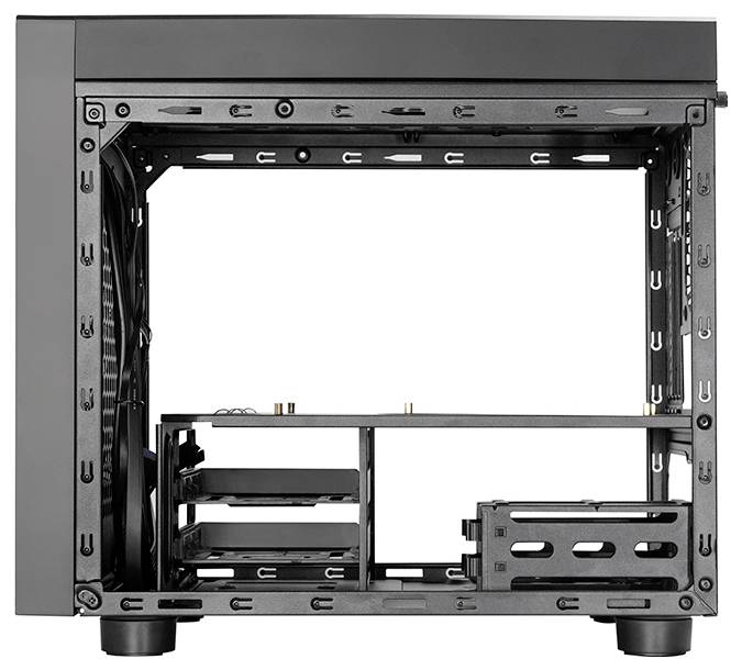 Un boîtier d'ordinateur noir de format mi-tour, vu de côté, montrant des baies de lecteurs vides, des emplacements pour composants et des supports de ventilateurs.