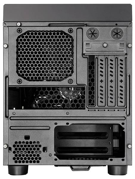 L'image montre le panneau arrière d'un boîtier d'ordinateur, avec une grille de ventilation, des emplacements d'extension et un support d'alimentation dans une finition métallique noire.