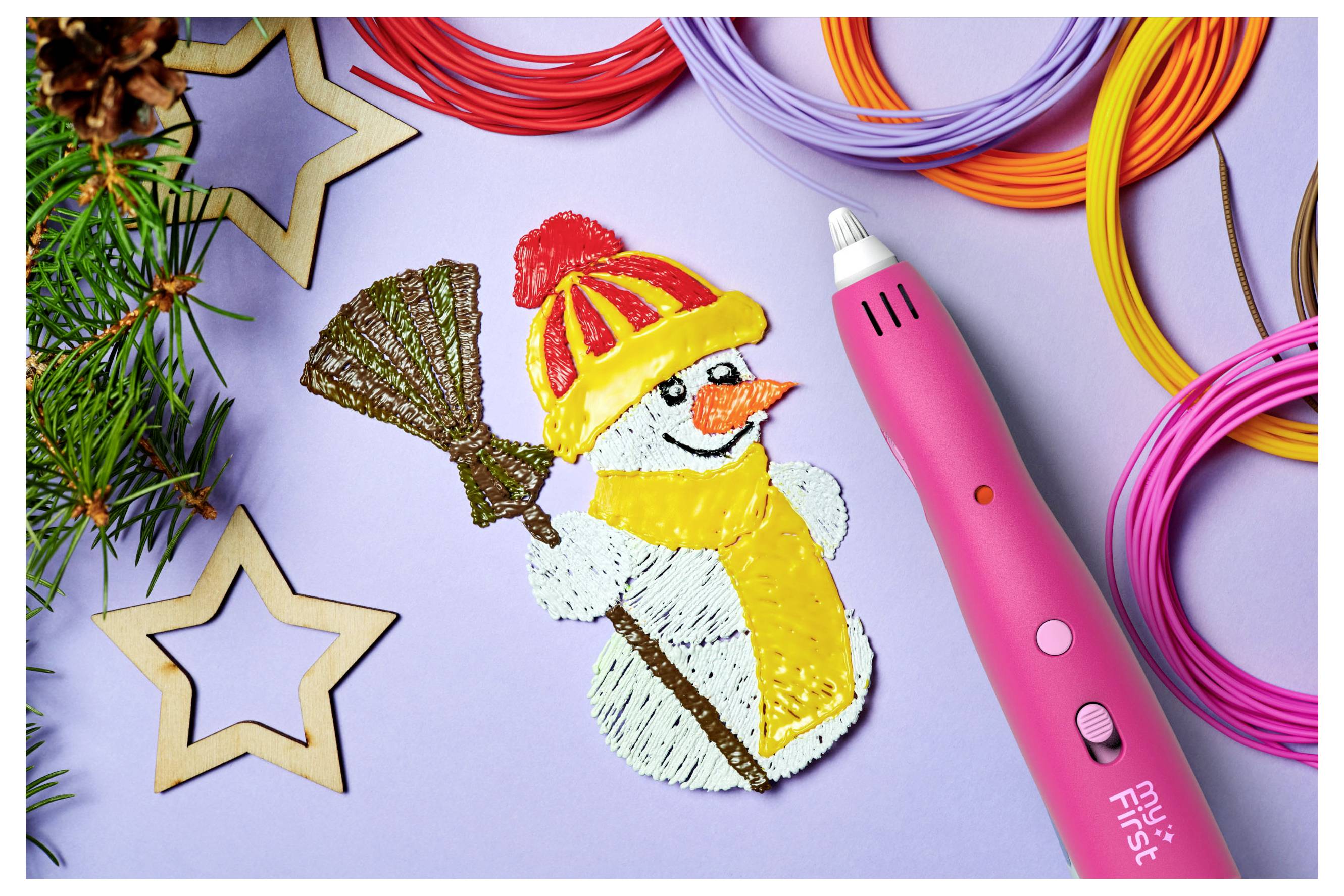 Une création au stylo 3D représentant un bonhomme de neige portant un chapeau rouge et une écharpe jaune, tenant un balai. Des filaments colorés et des étoiles en bois l'entourent.