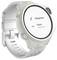 Une montre connectée affichant des options pour « Sonneries » et « Voix » avec « Appui long ». Elle est dotée d'un bracelet blanc et de boutons latéraux.