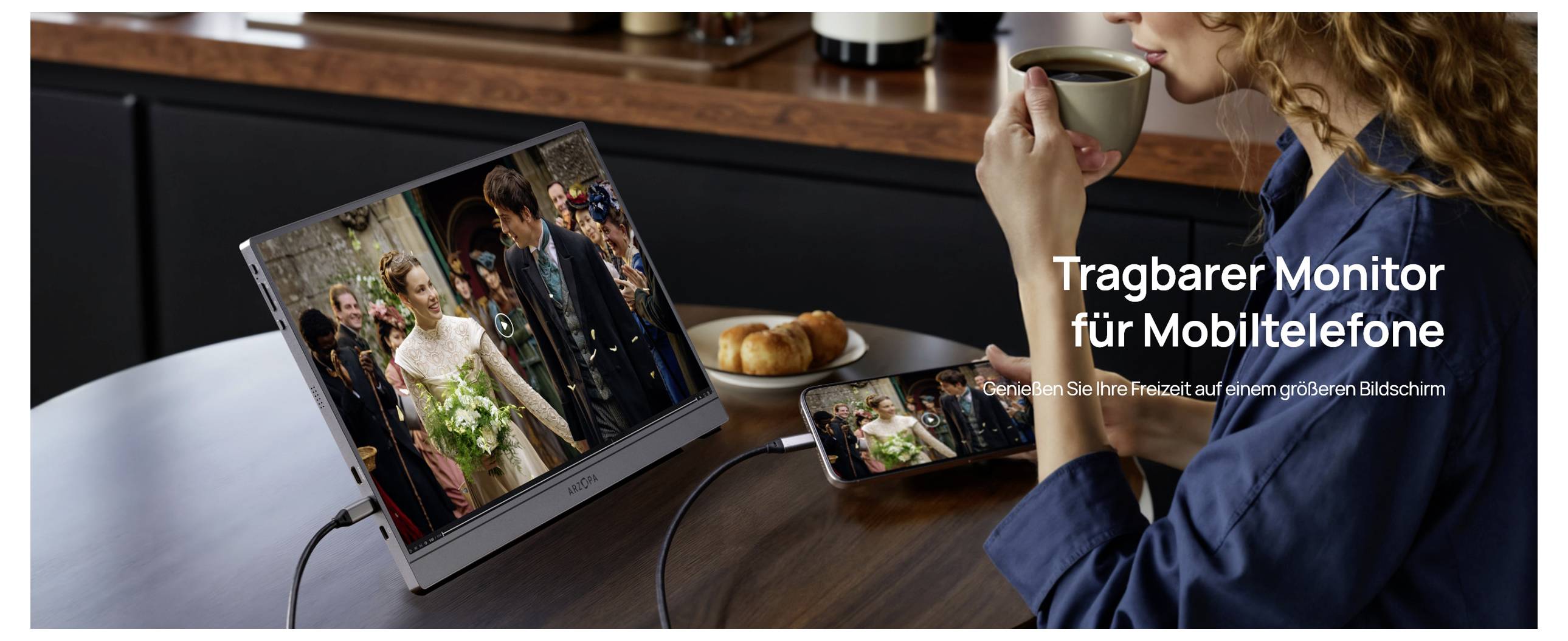 Moniteur portable pour téléphones portables affichant une scène de mariage d'un téléphone sur un écran portable plus grand. Une personne tient une tasse à café à proximité.