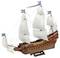 « Une maquette détaillée du Vasa, un navire de guerre suédois du 17e siècle, avec plusieurs voiles et drapeaux suédois, présentée sur un support. »