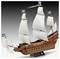 Une maquette détaillée du navire de guerre suédois Vasa avec des voiles blanches, trois mâts et des drapeaux scandinaves. Le design complexe en bois du navire est clairement visible.