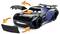 Une voiture de course miniature élégante en noir, dotée d'un aileron, caractérisée par ses pièces personnalisables avec des flèches indiquant un panneau avant détachable et des yeux.