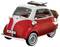 Une petite voiture miniature vintage rouge et blanche avec un emblème BMW, comportant une porte avant et des bagages sur un porte-bagages arrière.