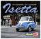 Une voiture vintage Isetta bleue et blanche est garée dans une rue de ville, avec deux piétons et un bâtiment en arrière-plan. Le texte indique « Die Legendäre Isetta ».