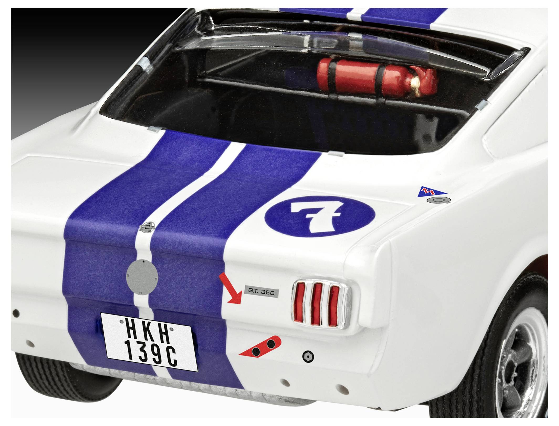 Vue arrière d'un modèle de voiture blanche avec des bandes de course bleues. Les caractéristiques comprennent un numéro '7' dans un cercle bleu, un autocollant de flèche rouge, et une plaque d'immatriculation noir et blanc 'HKH 139C'.