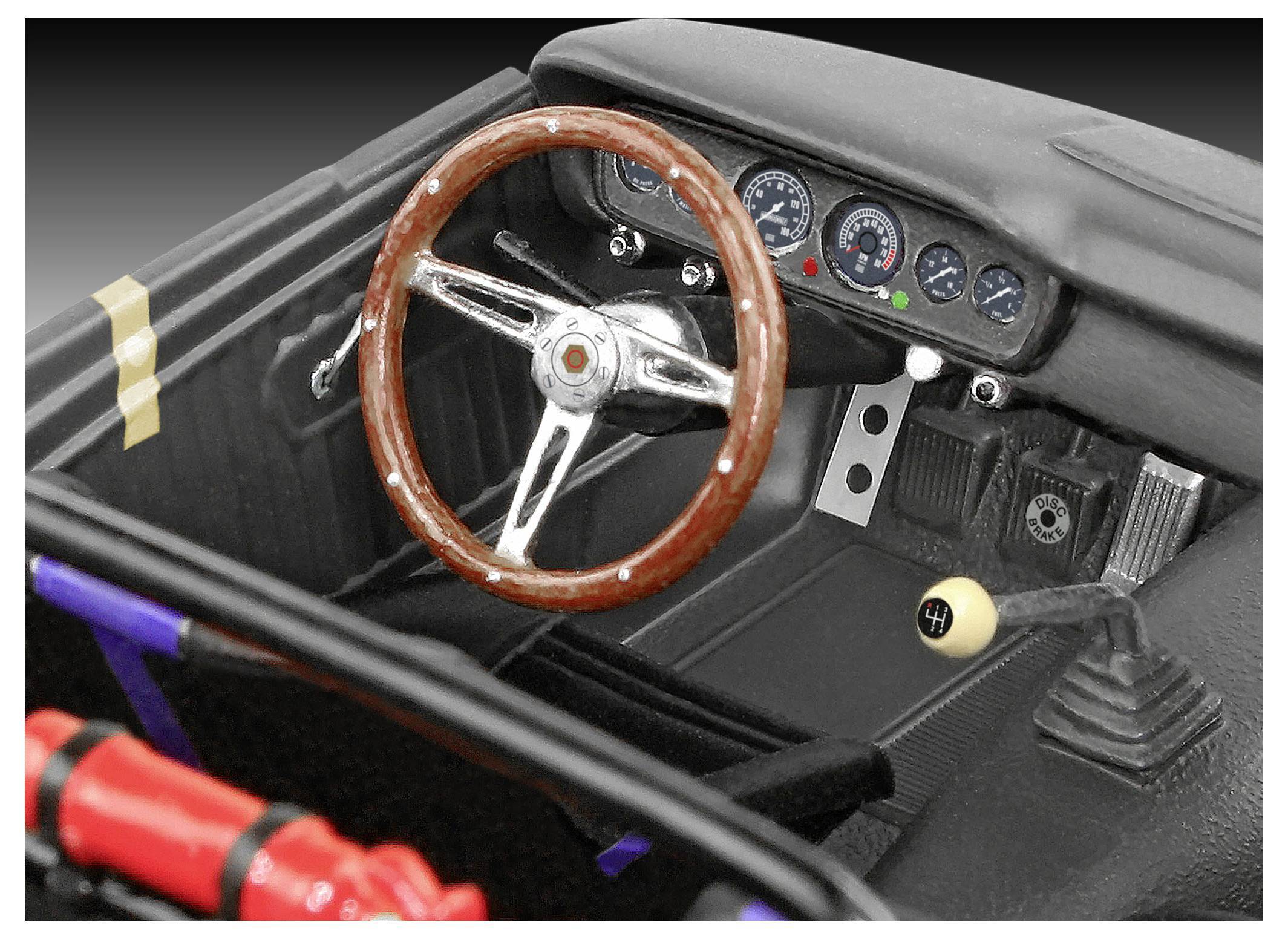 Intérieur d'une voiture classique montrant un volant en bois, un tableau de bord avec des jauges et un levier de vitesses.