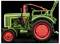 Un tracteur vintage vert et rouge sur un fond noir, montrant son profil latéral. Il possède des roues rouges distinctives et des pièces de moteur détaillées.