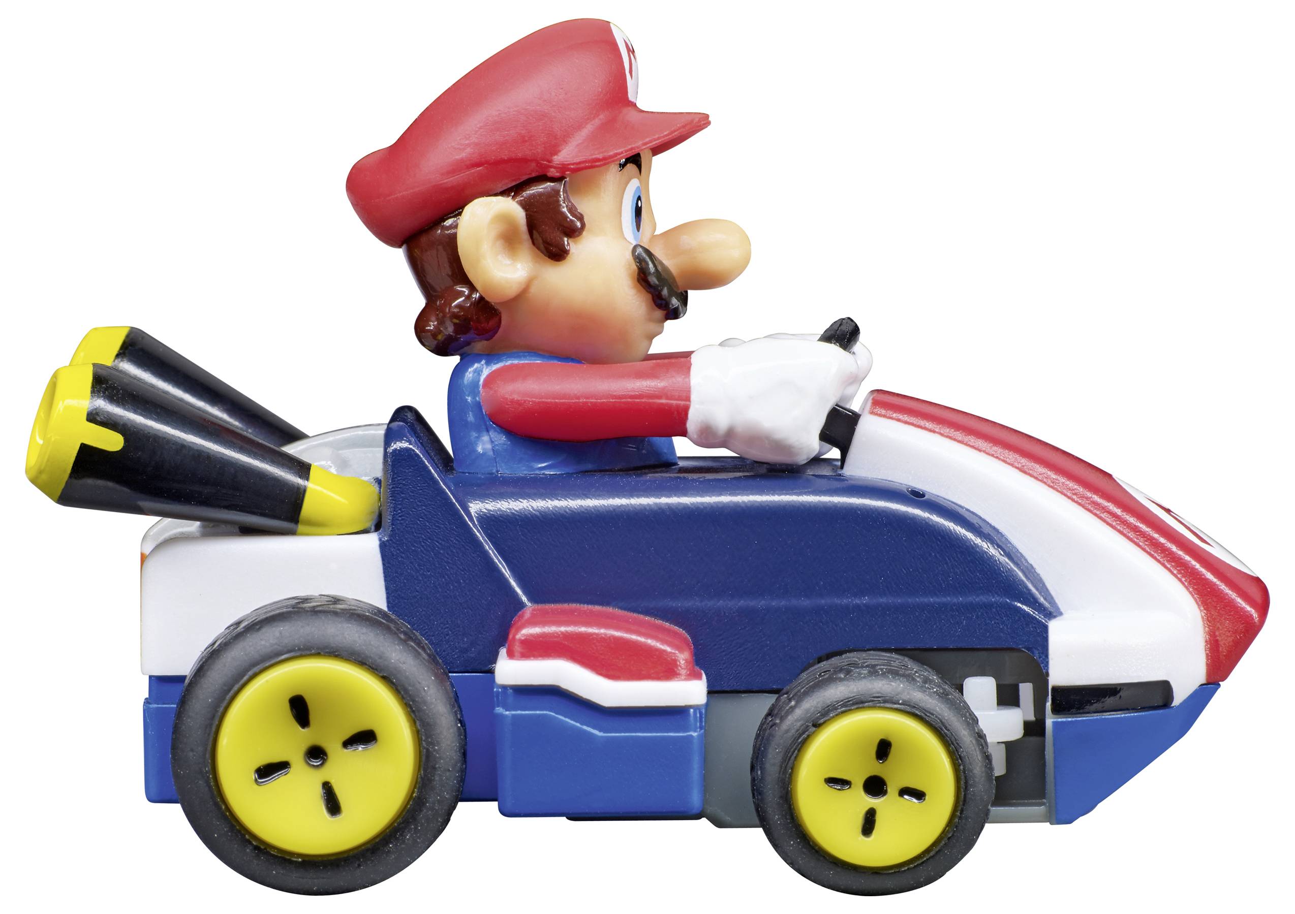 Petite voiture miniature représentant un personnage portant une casquette rouge et des salopettes bleues, assis dans un véhicule de course avec des roues jaunes et des échappements noirs.
