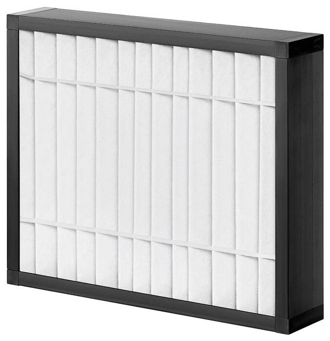 Un filtre à air rectangulaire avec un cadre noir et des surfaces blanches plissées est présenté, utilisé pour purifier l'air dans les systèmes de climatisation.