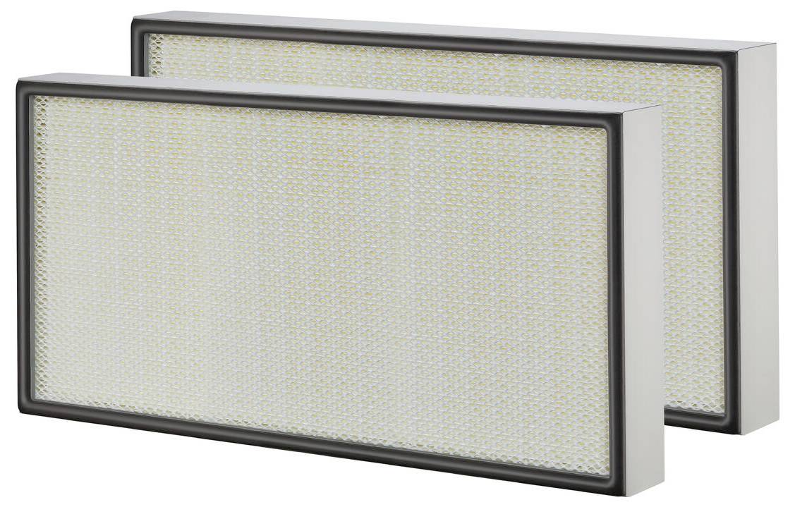 Deux filtres à air rectangulaires avec un design à mailles fines, bordés de cadres sombres, positionnés côte à côte sur un fond uni.