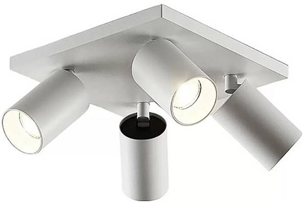 Un luminaire de plafond carré en argent avec quatre projecteurs cylindriques orientables pour un éclairage focalisé.