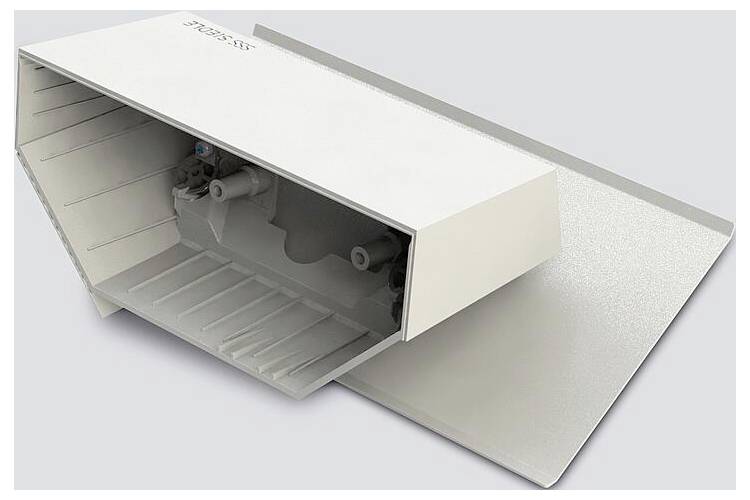Un dispositif de rideau d'air blanc à design rectangulaire, doté de mécanismes internes et d'évents, couramment utilisé pour séparer les environnements intérieurs et extérieurs.