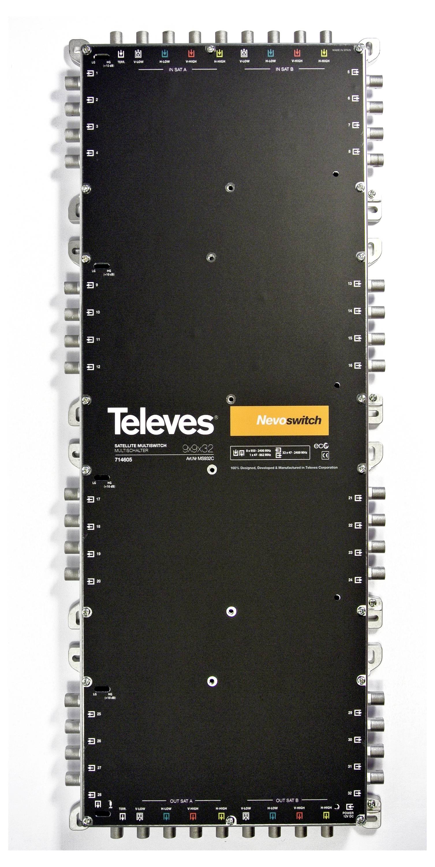 Un grand multicommutateur NevoSwitch de Televes avec de multiples ports d'entrée et de sortie, utilisé pour la distribution des signaux satellite et TV.