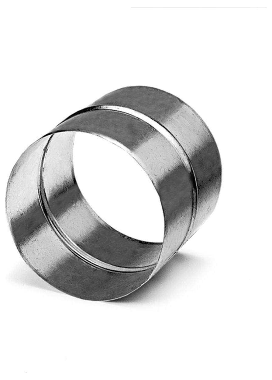 Une bague en métal argenté brillant avec une surface lisse et une légère rainure autour de son centre, placée sur un fond blanc uni.