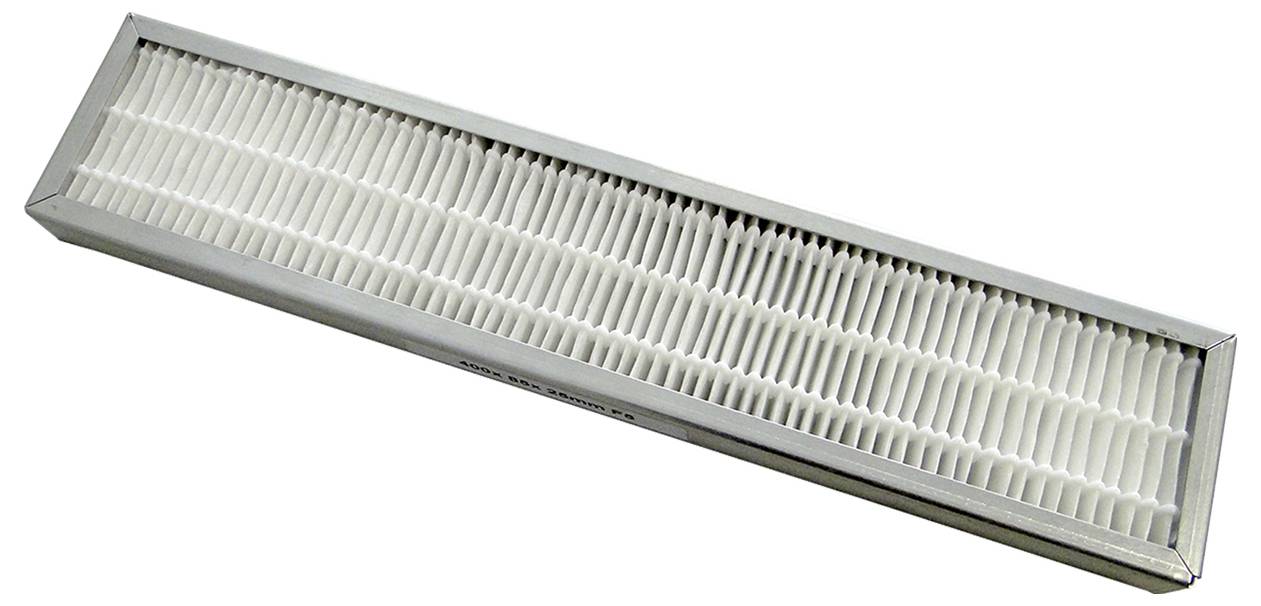 Un filtre à air rectangulaire avec un cadre métallique et un matériau de filtre blanc plissé, utilisé pour purifier l'air dans les systèmes de climatisation et de chauffage.