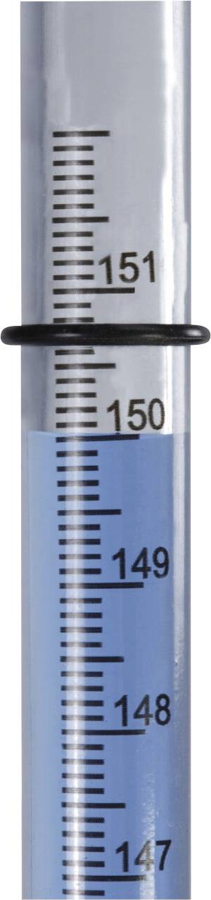 Un cylindre en verre contenant un liquide bleu, gradué de 147 à 151. Un anneau noir est placé autour de la marque 151.