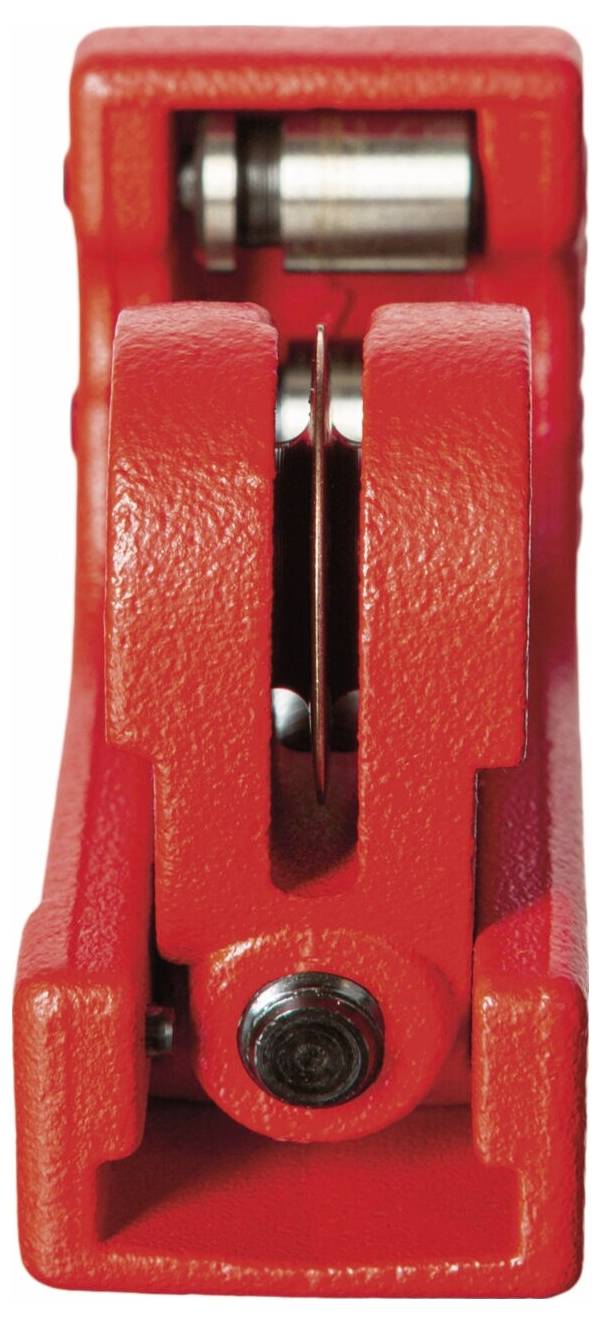 Un coupe-tube rouge équipé d'une lame tranchante et d'un système à galets, utilisé pour couper des tuyaux et des tubes avec précision.