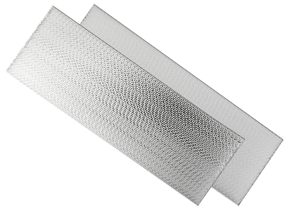 Un luminaire de plafond rectangulaire avec un diffuseur en verre dépoli, émettant une lumière blanche douce et diffuse.