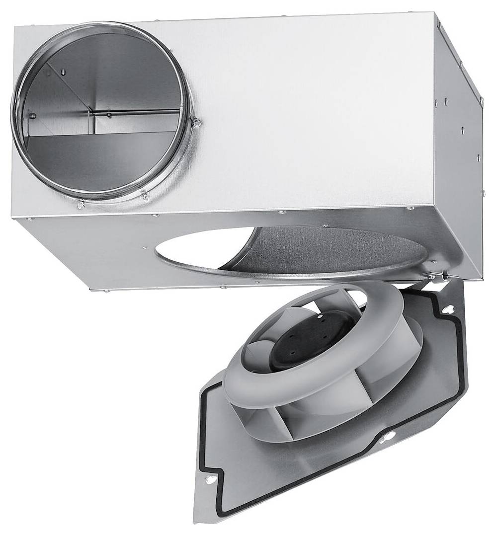 Un composant de conduit métallique avec une ouverture circulaire et un ventilateur attaché, utilisé pour les systèmes de ventilation. Le ventilateur est partiellement détaché.
