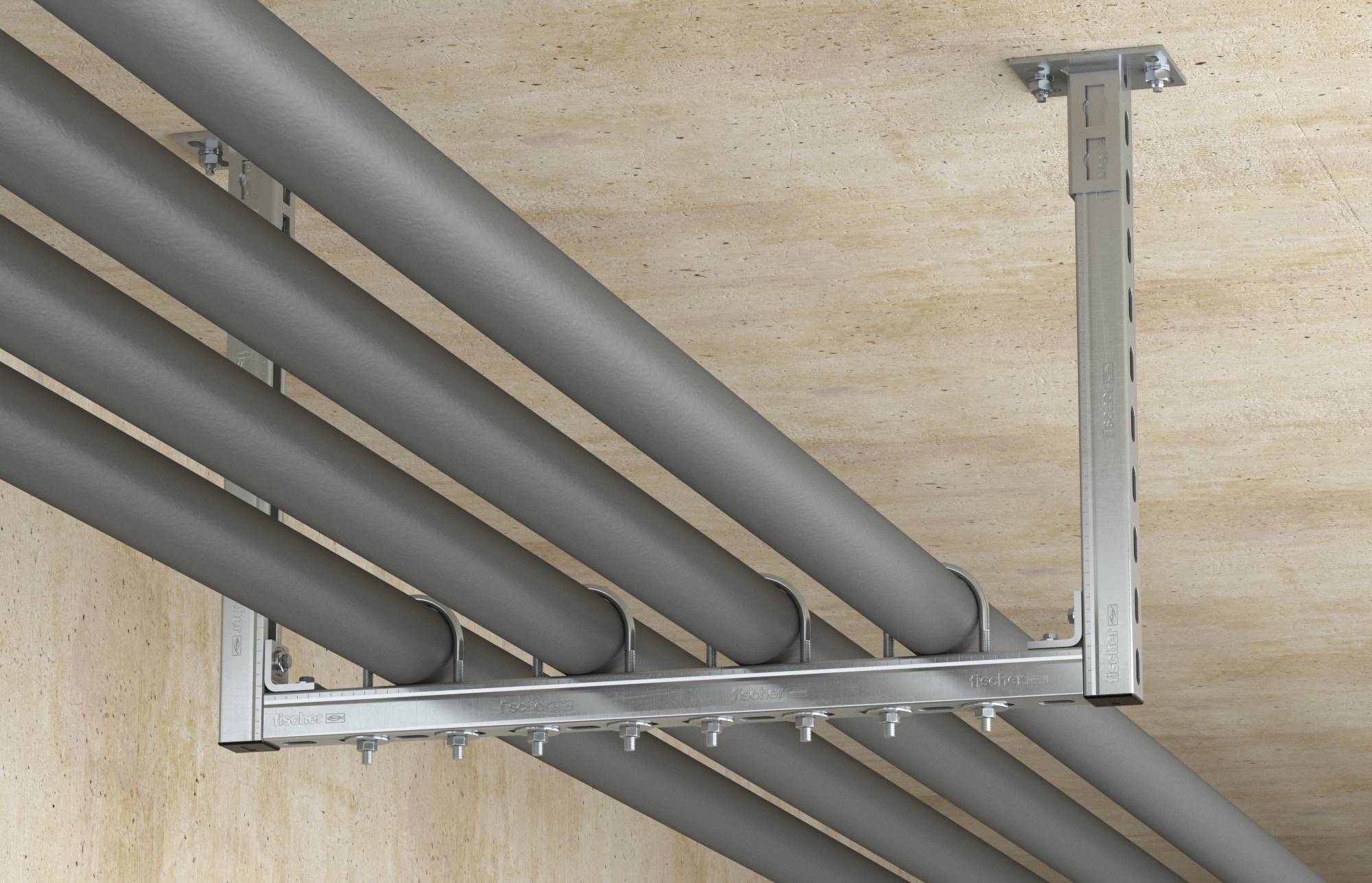 Trois gros tuyaux gris traversent diagonalement un support métallique fixé à un plafond en béton.