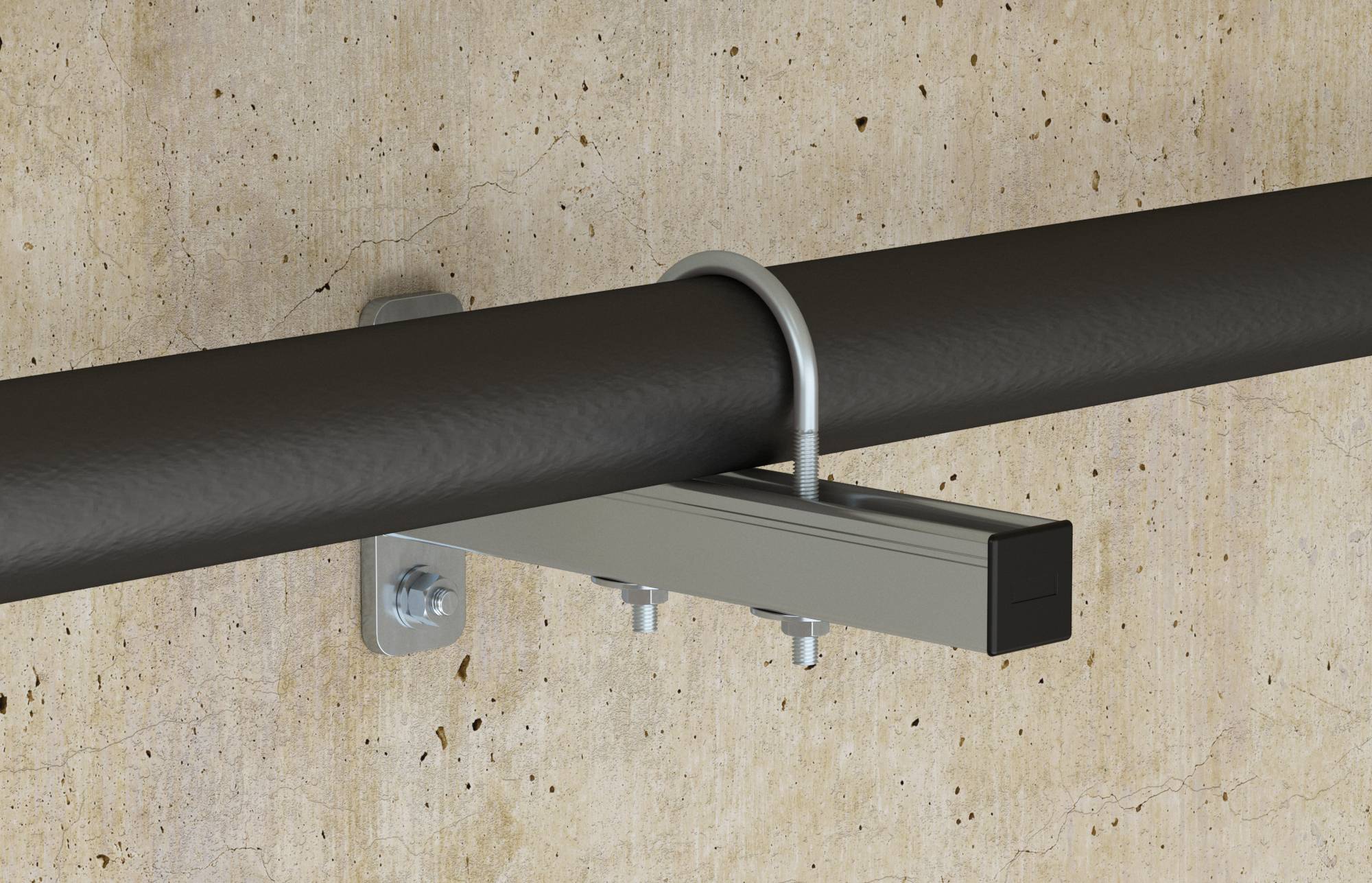 Support de tuyau métallique serré sur un tuyau noir et ancré à un mur en béton, montrant une poutre de support horizontal suspendue.