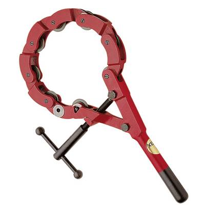 Clé à tuyau rouge avec mâchoires circulaires réglables et poignée noire sur fond blanc.