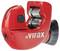 Coupe-tube Red Virax avec un bouton d'ajustement noir et des roues de coupe, présenté sur fond blanc.