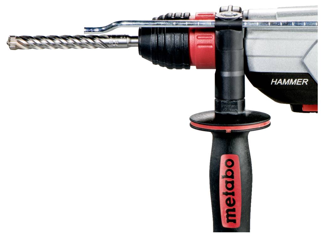 Une perceuse avec une poignée noir et rouge portant l'étiquette « metabo ». Le foret est attaché, et le mot « HAMMER » est visible sur le côté.