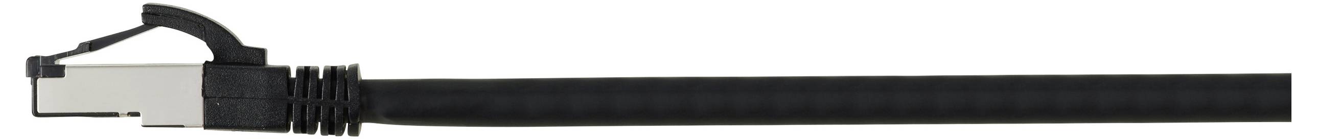 Un câble Ethernet avec une gaine de protection noire et une extrémité de connecteur métallique, utilisé pour les connexions Internet et réseau.