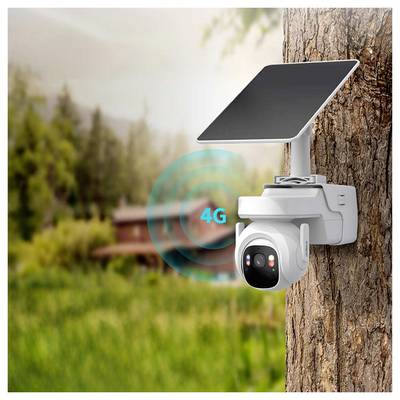 Une caméra de sécurité alimentée à l'énergie solaire fixée sur un arbre dans une zone boisée, avec une icône de connectivité '4G' visible, indiquant une configuration sans fil.
