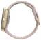 Une montre connectée avec un boîtier en or et un bracelet rose, vue de côté montrant le bouton et les passants du bracelet.