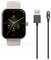 Une montre connectée avec un bracelet rose affichant l'heure, le rythme cardiaque et le nombre de pas est présentée à côté de son câble de charge USB magnétique.