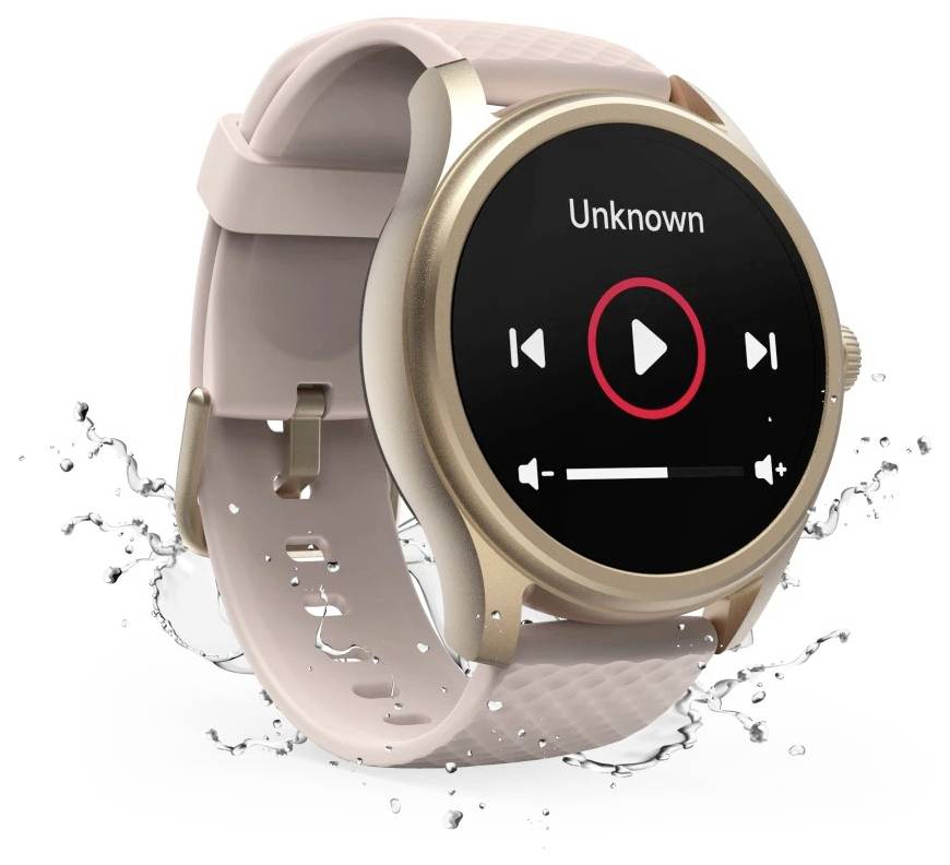 Une montre connectée avec un bracelet rose affichant une interface de lecteur musical sur l'écran, avec des éclaboussures d'eau indiquant sa résistance à l'eau.