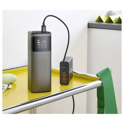 « Plusieurs chargeurs sur un plateau jaune ; l'un d'entre eux est connecté à un câble, avec des étiquettes indiquant les états de charge. »