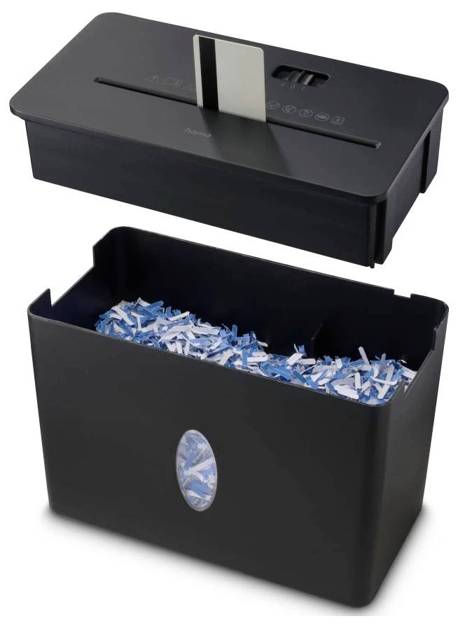 Destructeur de documents noir avec une carte de crédit en cours de déchiquetage ; le bac en dessous montre des bandes de papier et de carte en bleu et blanc.